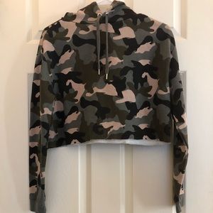(H&M) cropped army green camo hoodie💚